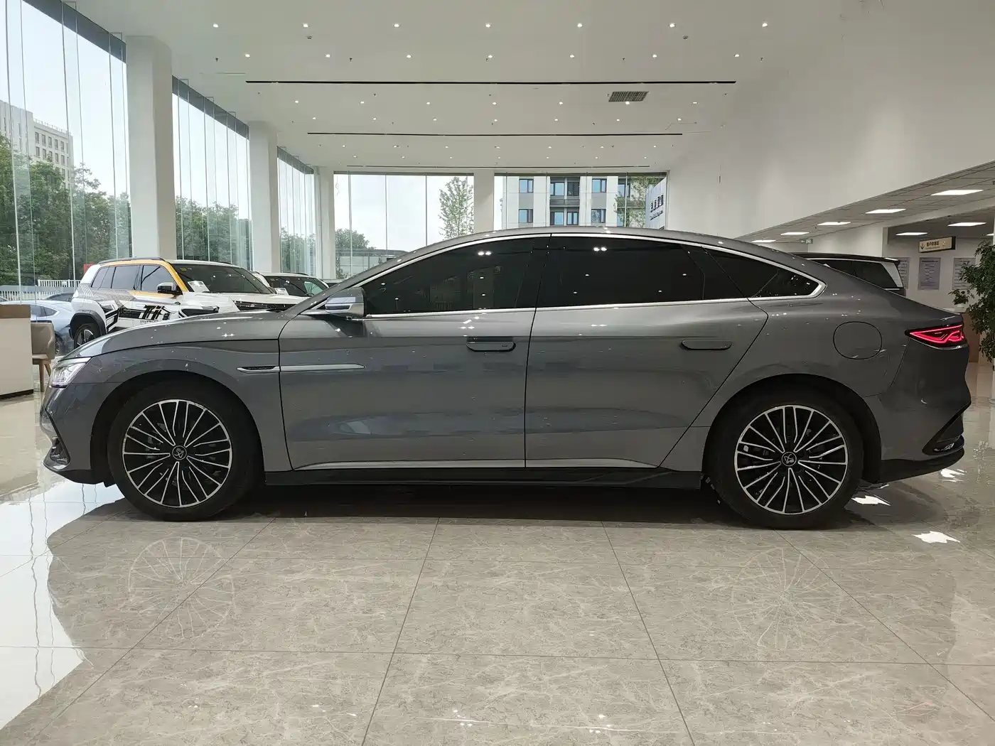 BYD Han 2023 DM-i Champion Edition 121KM Premium фото 11