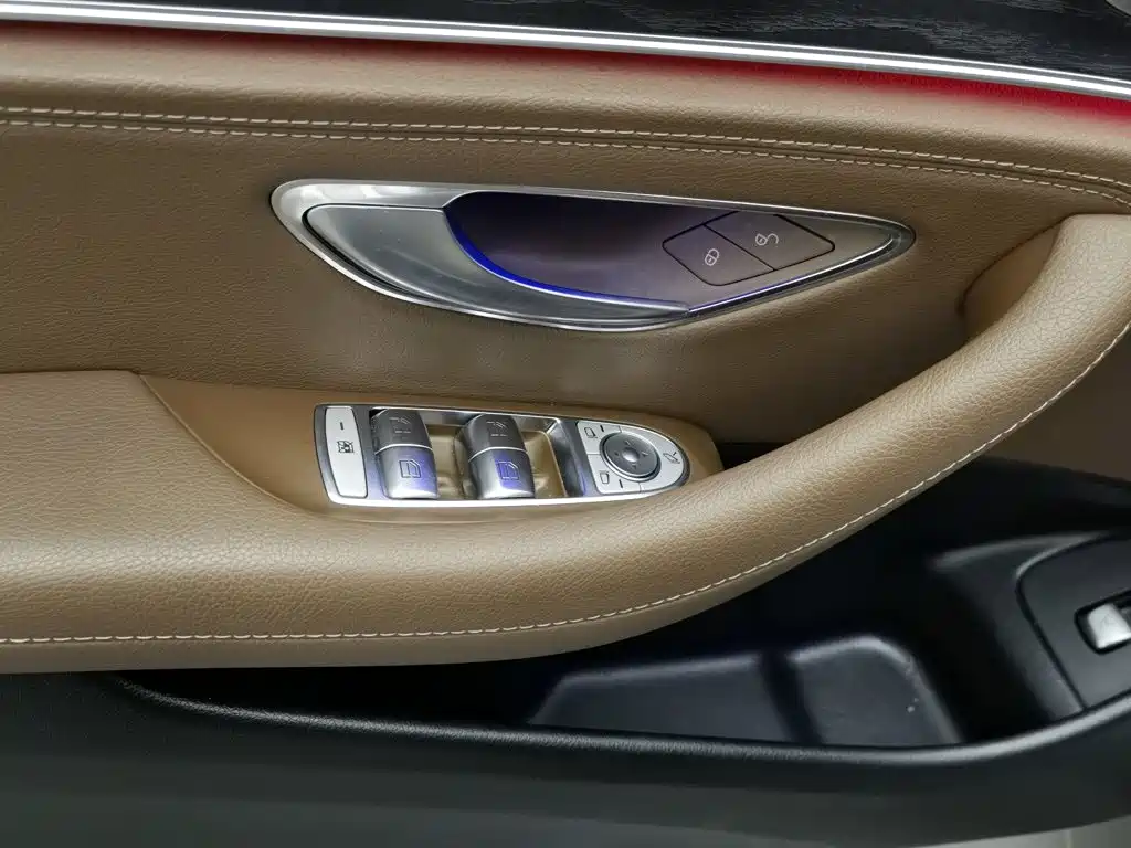 Фото 9 - Mercedes-Benz E-Class