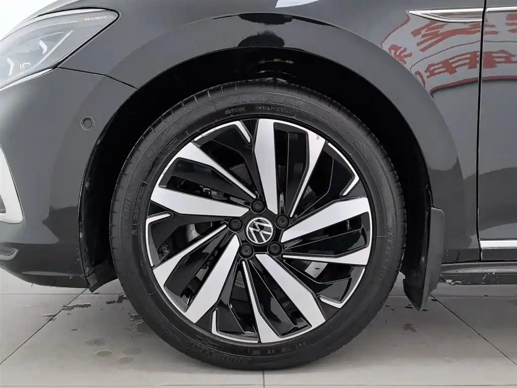 Volkswagen Passat 2024 380TSI Luxury фото 17