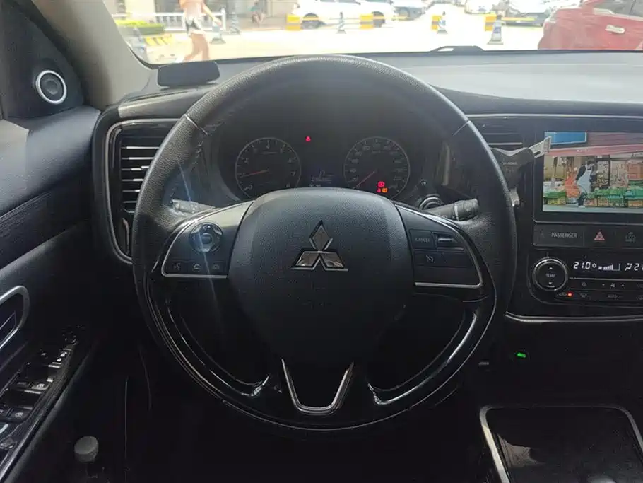 MITSUBISHI OUTLANDER