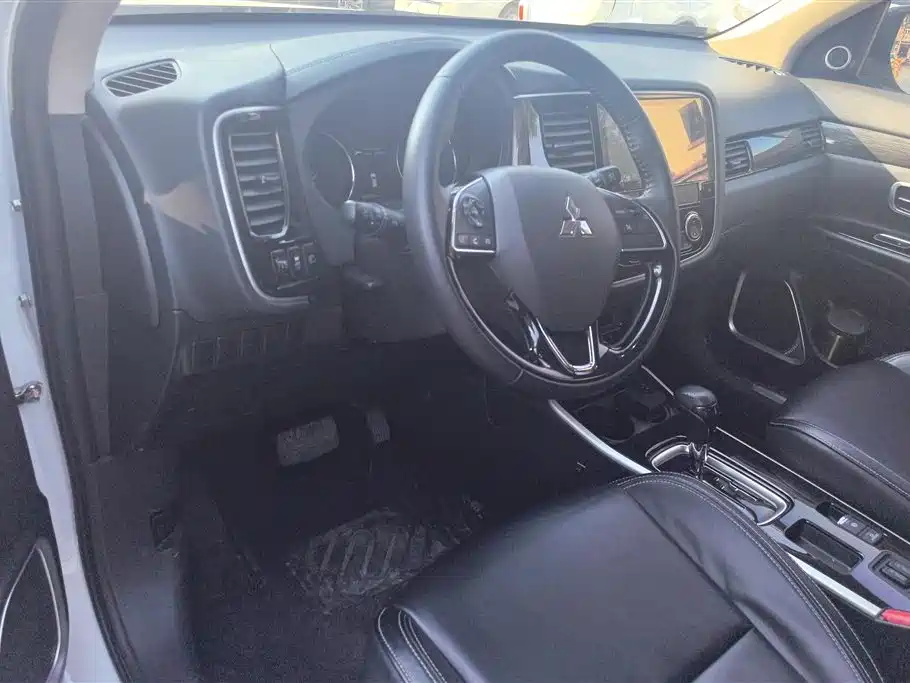MITSUBISHI OUTLANDER
