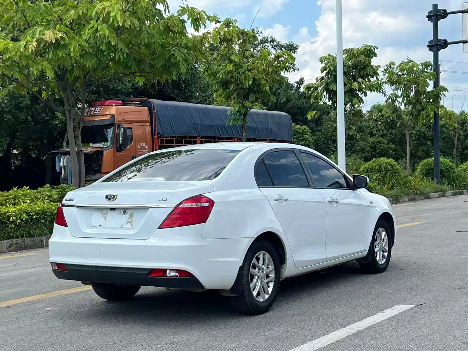 Фото 4 - Geely Emgrand
