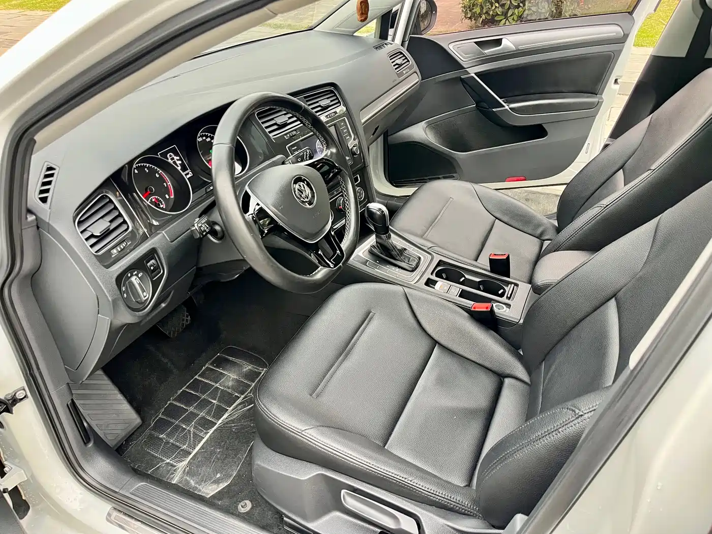 Volkswagen Golf 2017 230TSI Auto Comfort Millionth Anniversary Edition фото 6