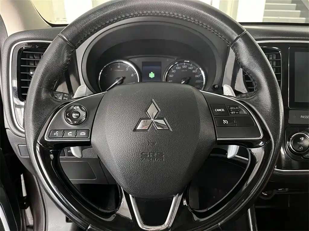 Mitsubishi Outlander 2016 2.4L 4WD Luxury Edition 7-seater фото 12