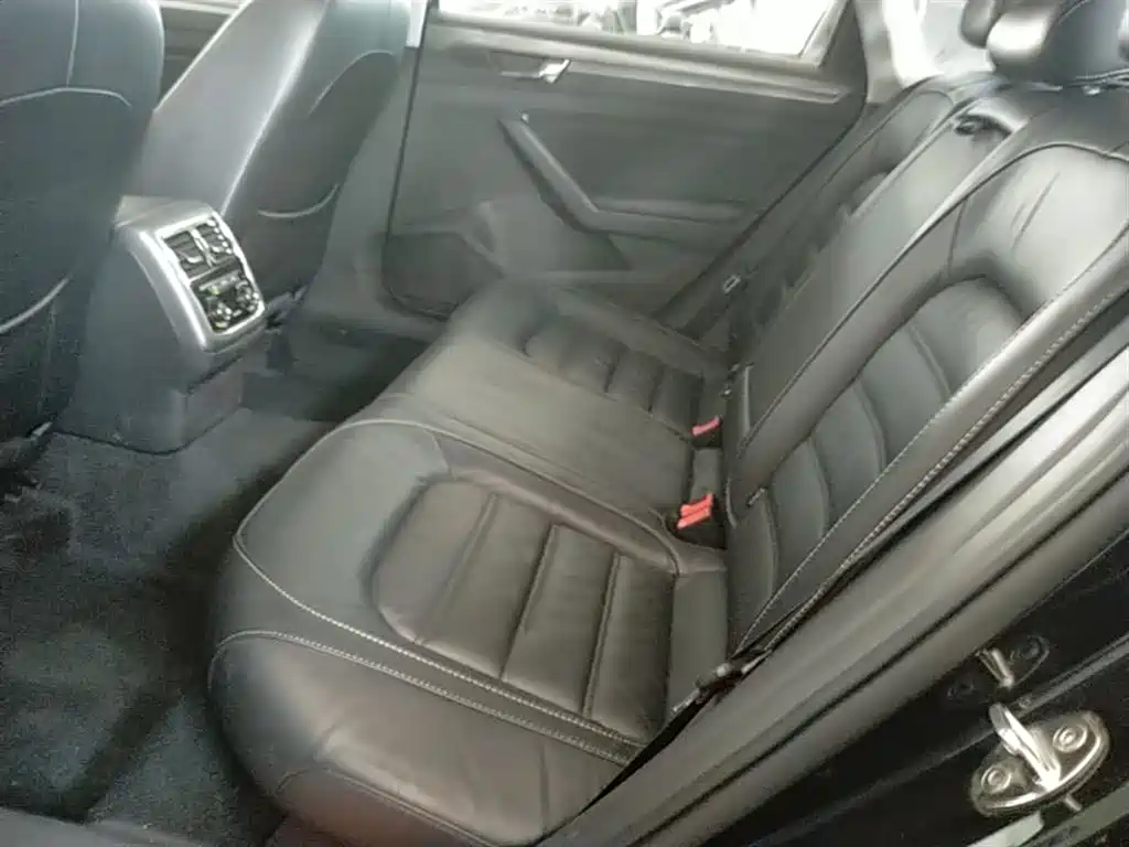 Volkswagen Passat 2017 330TSI DSG Prestige фото 17