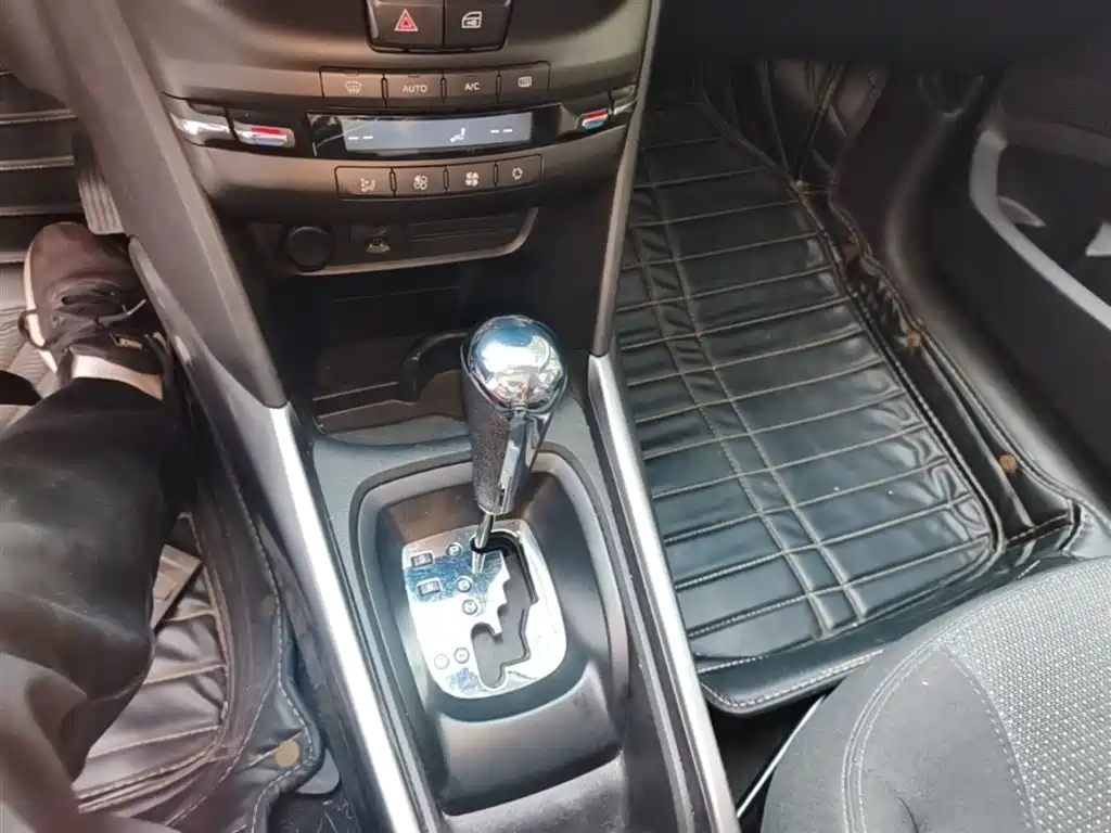 Peugeot 2008 2014 1.6L Automatic Fashion Edition фото 14
