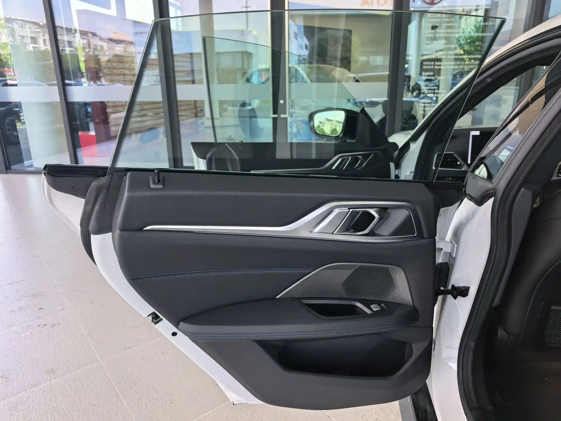 Фото 15 - BMW i4