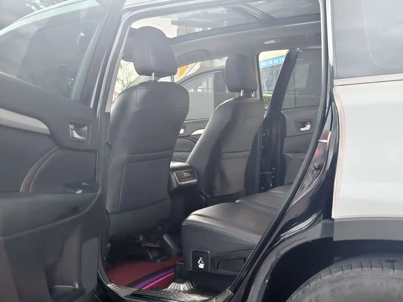 Photo 11 - Toyota Highlander