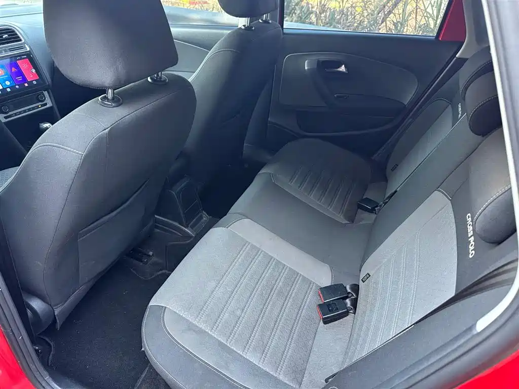 Volkswagen Polo 2016 1.6L Cross Polo Automatic фото 13