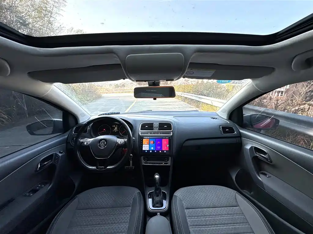 Volkswagen Polo 2016 1.6L Cross Polo Automatic фото 2