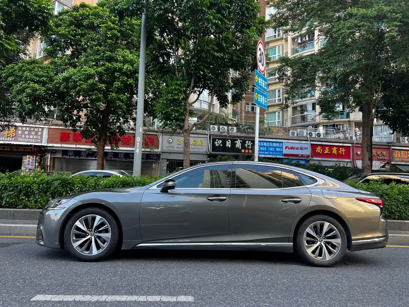 Photo 3 - Lexus LS