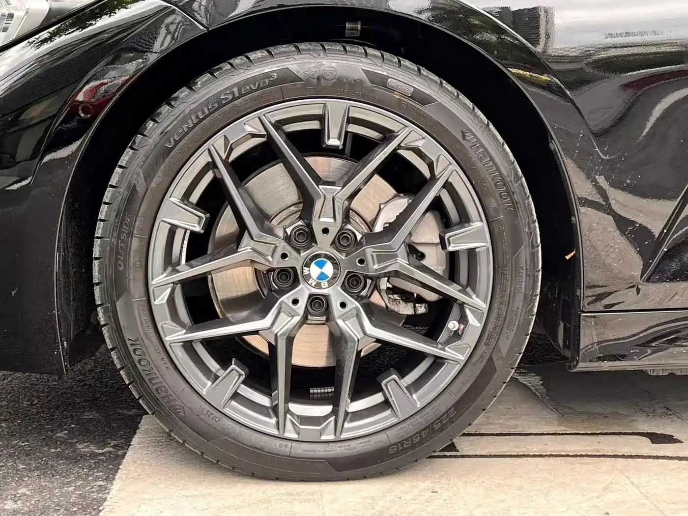 BMW 3 Series 2025 330i M Sport Night Edition фото 9