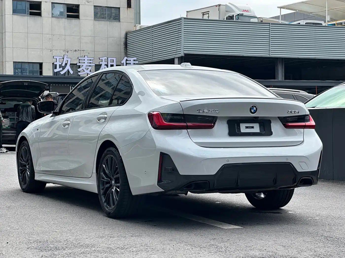 BMW 3 Series 2024 325i M Sport Shadowline Package фото 4