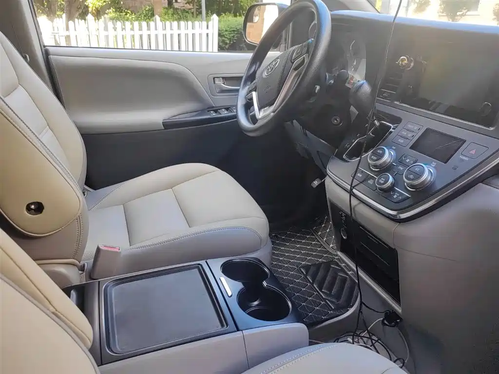 Toyota Sienna 2015 3.5L 2WD LE фото 3