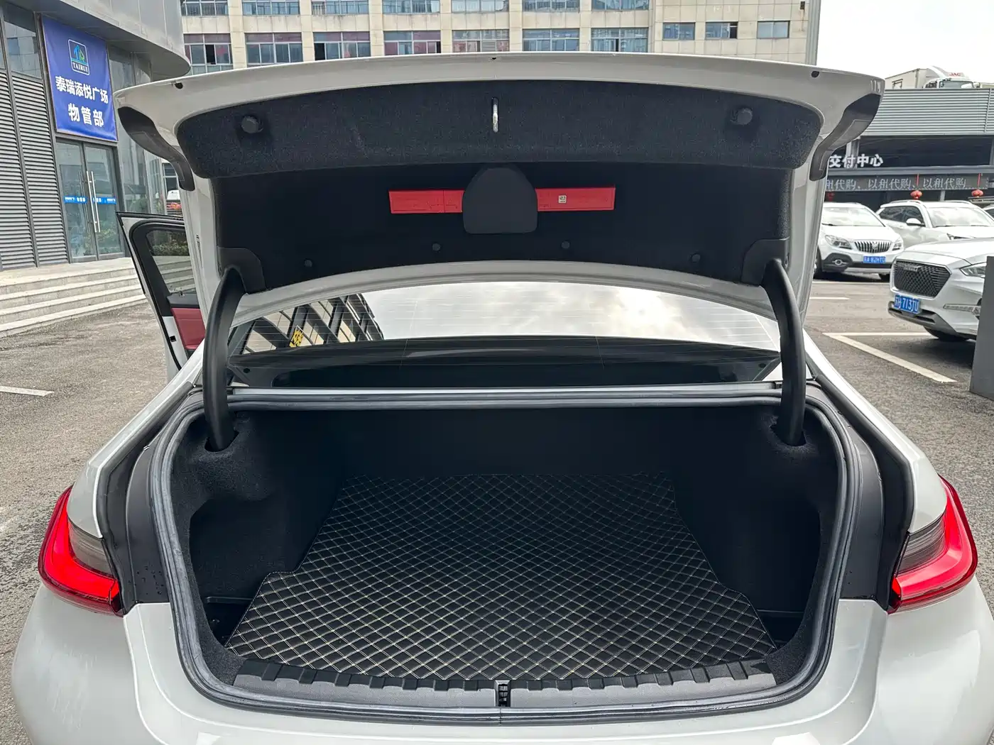 BMW 3 Series 2024 325i M Sport Shadowline Package фото 15