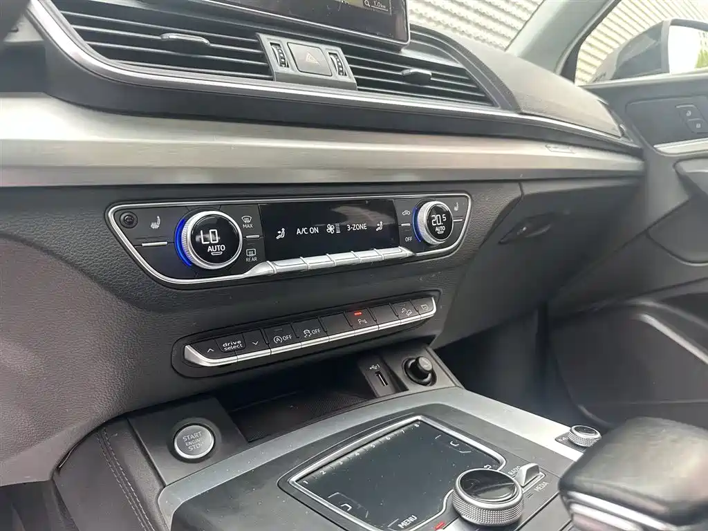 Audi Q5L 2020 Facelift 40 TFSI Honor Fashion фото 18