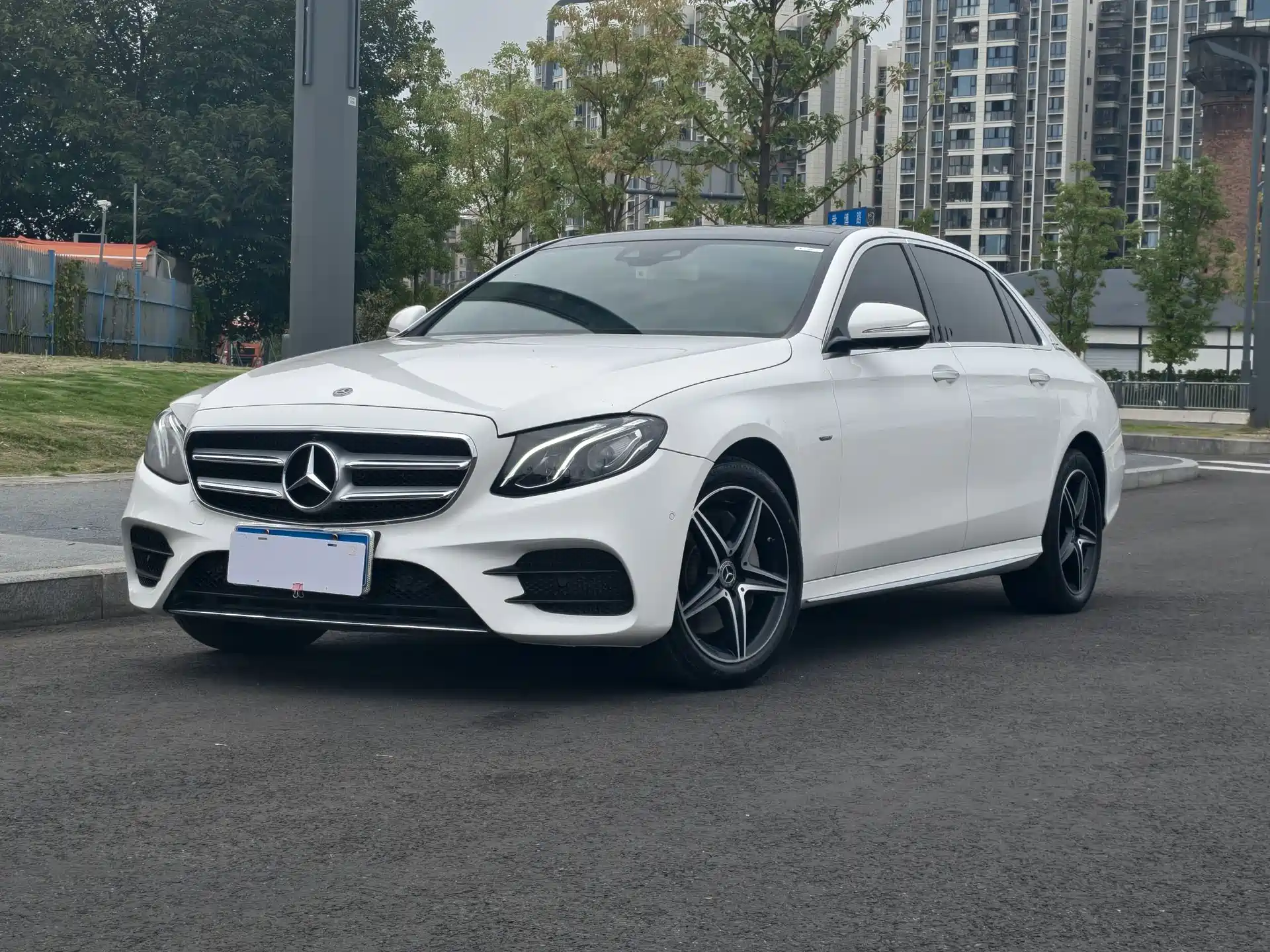 Фото 1 - Mercedes-Benz E-Class