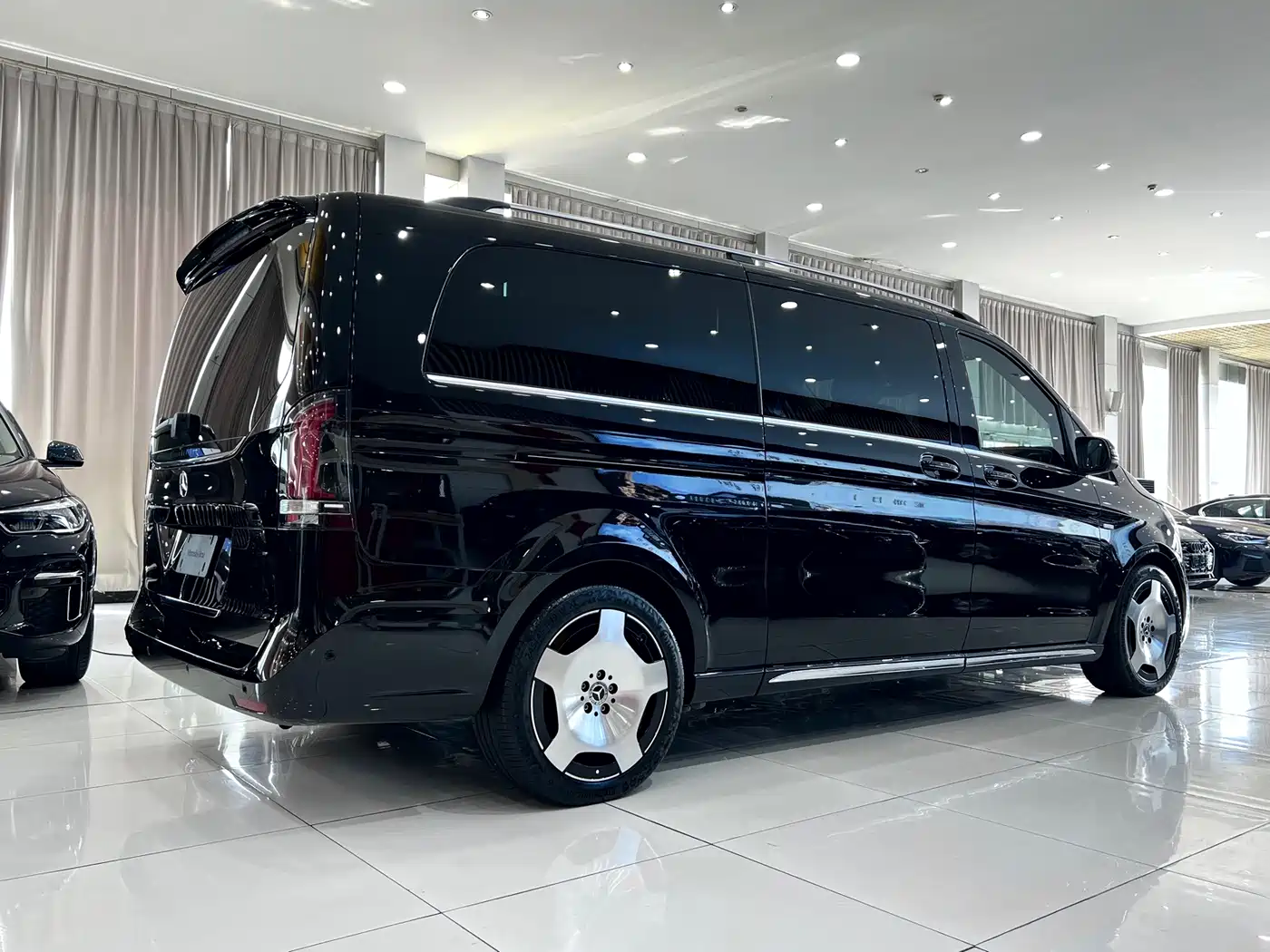 Mercedes-Benz V-Class 2024 V 300 L Long Wheelbase Luxury Edition фото 4