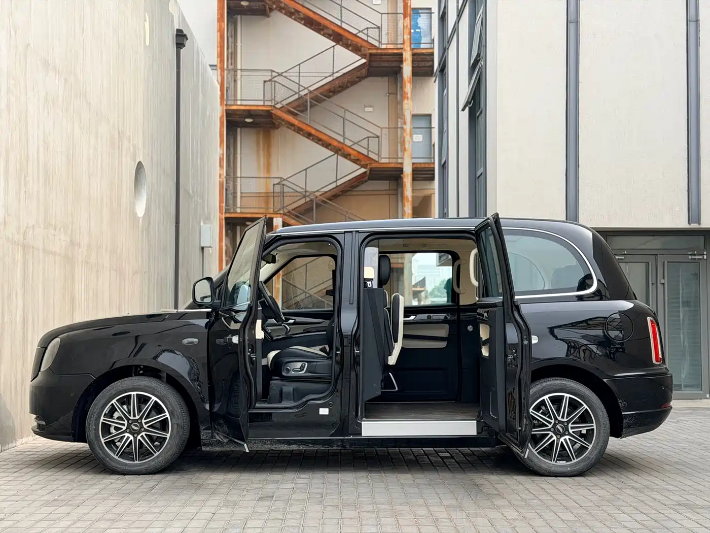 LEVC TX 2022 TX5 Extended Range Space Comfort Edition фото 12