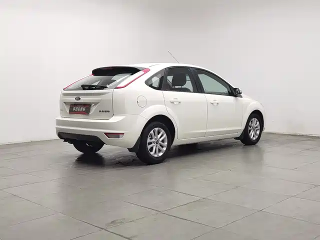 Ford Focus 2013 Hatchback Classic 1.8L Manual Base — фото 2