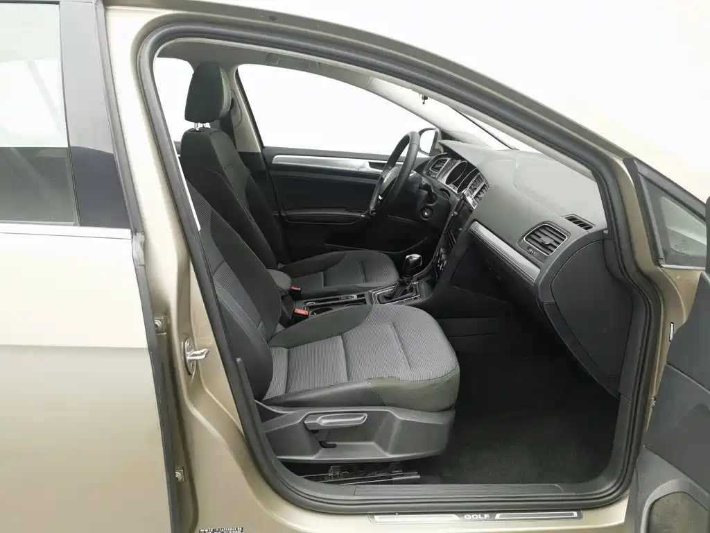 Фото 23 - Volkswagen Golf