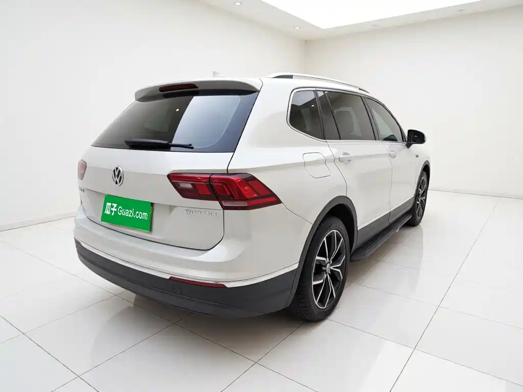 Photo 4 - Volkswagen Tiguan L
