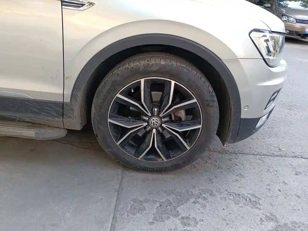 Photo 24 - Volkswagen Tiguan L