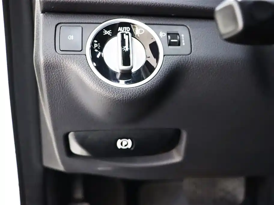Mercedes-Benz C-Class 2011 C 180K Classic фото 15