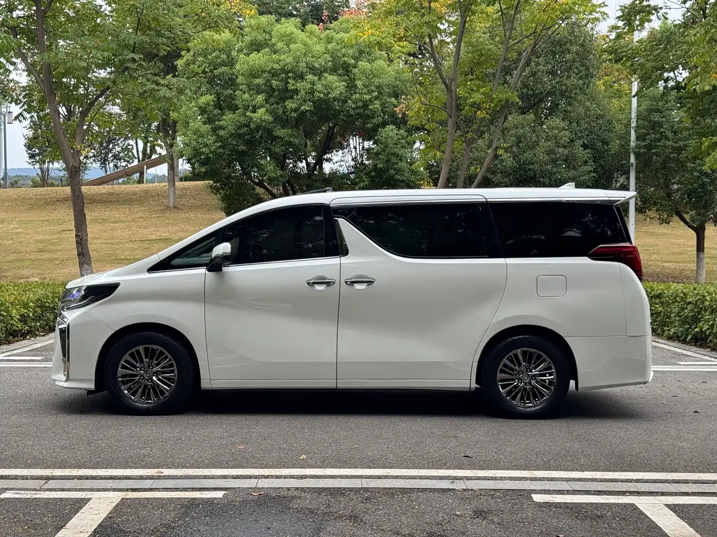 Toyota Vellfire 2021 2020 Twin Engine 2.5L HV Premium Edition