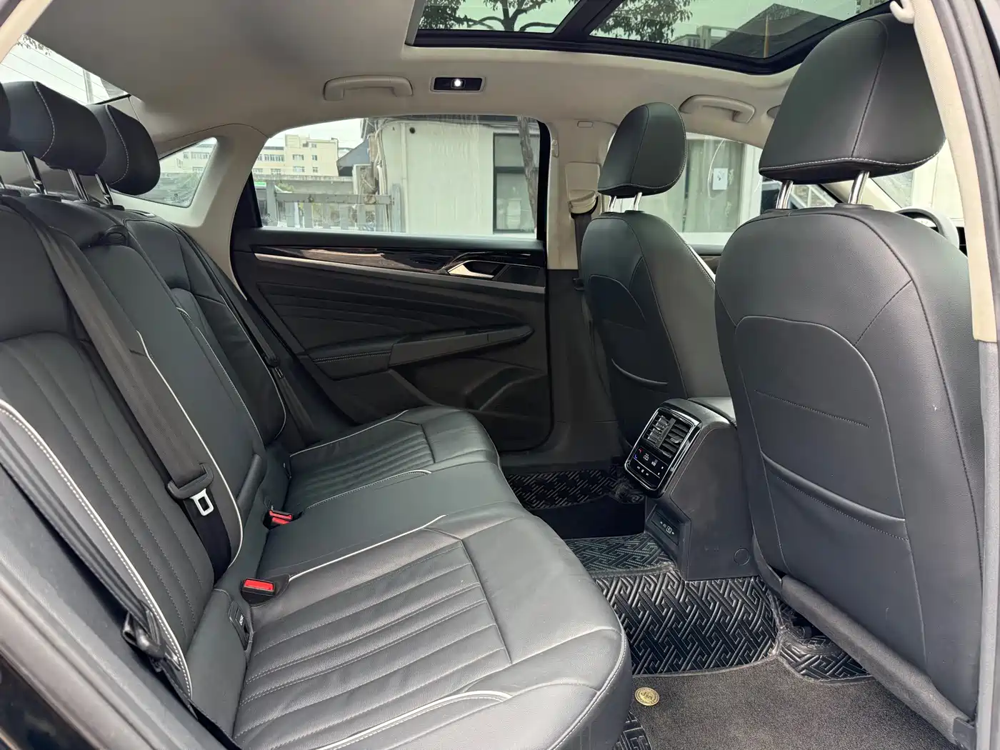 Volkswagen Passat 2023 330TSI Starlight Elite Edition фото 14