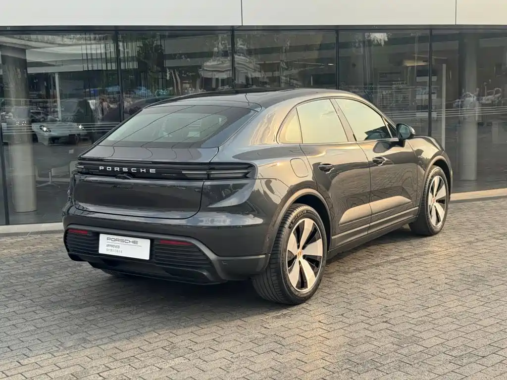 Фото 3 - Porsche Macan EV