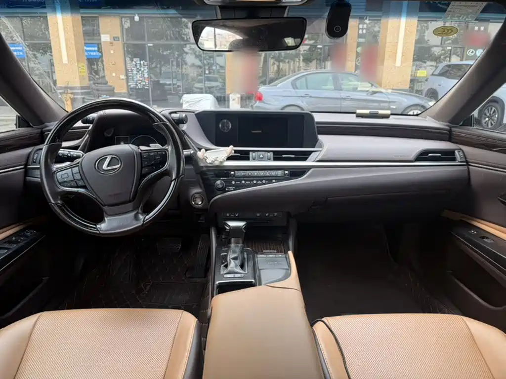 Фото 9 - Lexus ES
