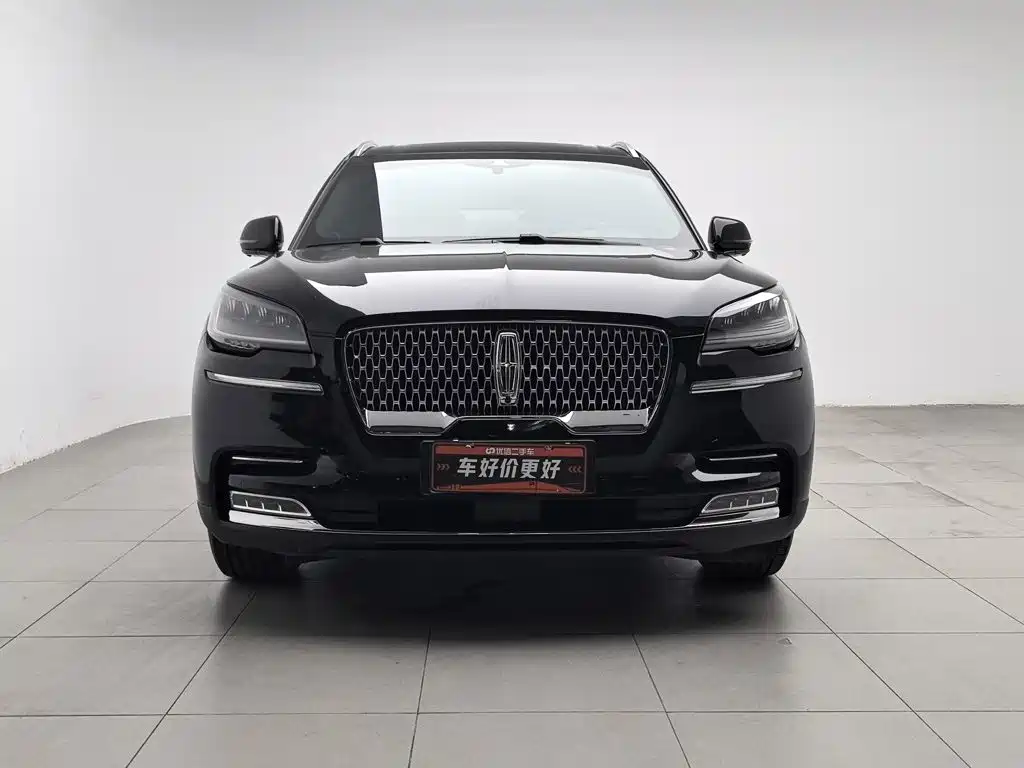 Photo 3 - Lincoln Aviator