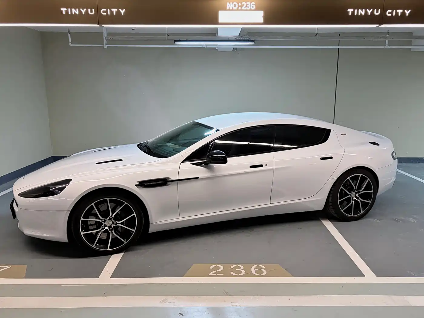 Aston Martin Rapide 2010 6.0L фото 4