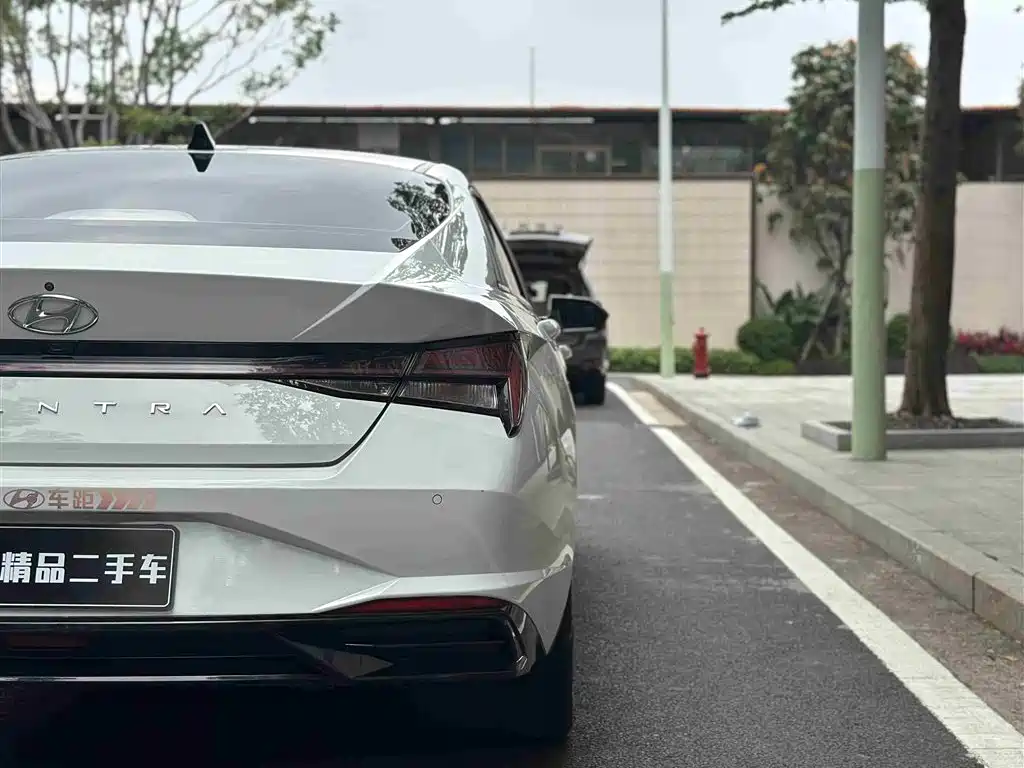 Hyundai Elantra 2021 1.5L CVT LUX Premium Edition фото 20