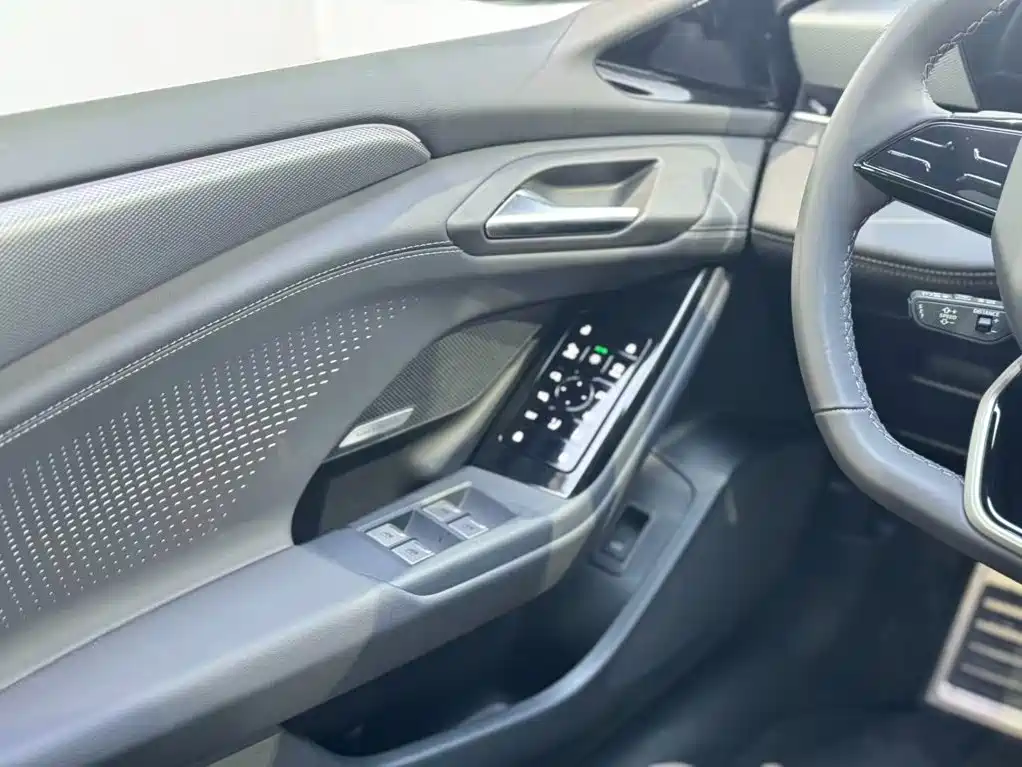 Photo 10 - Audi A6L e-tron