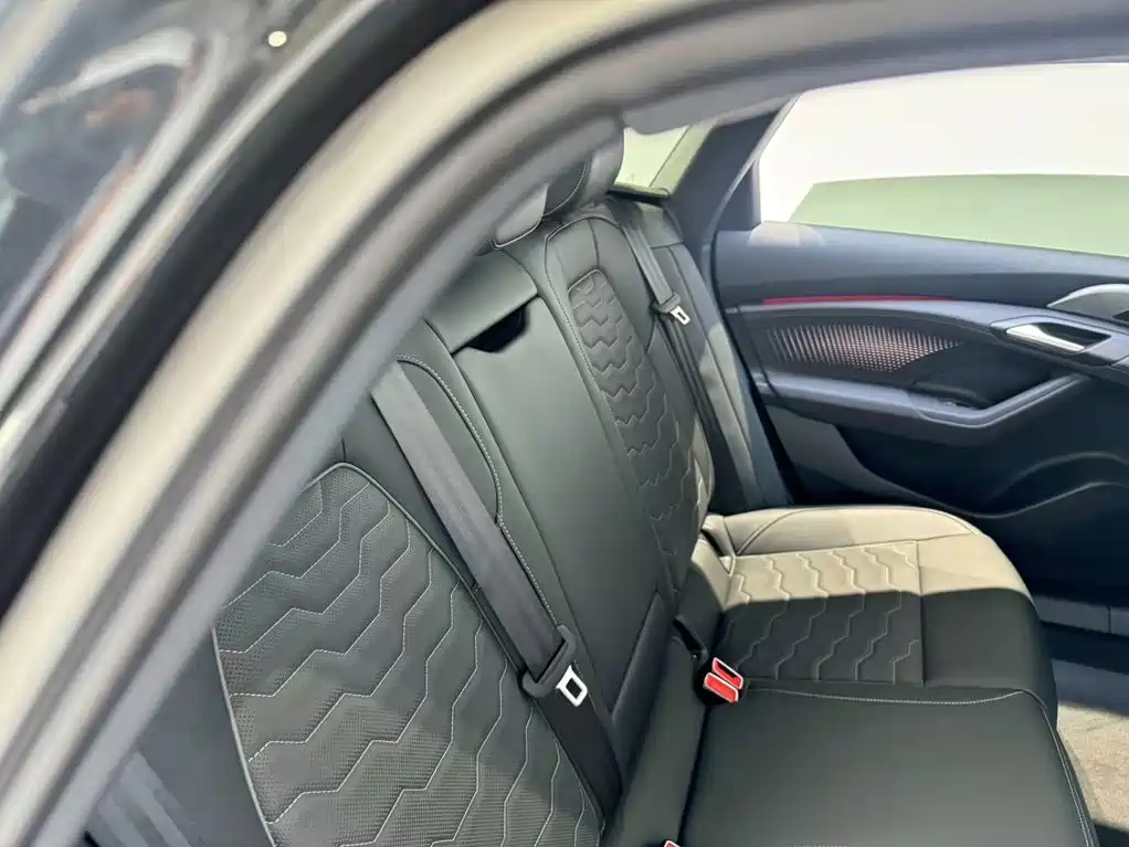 Photo 14 - Audi A6L e-tron