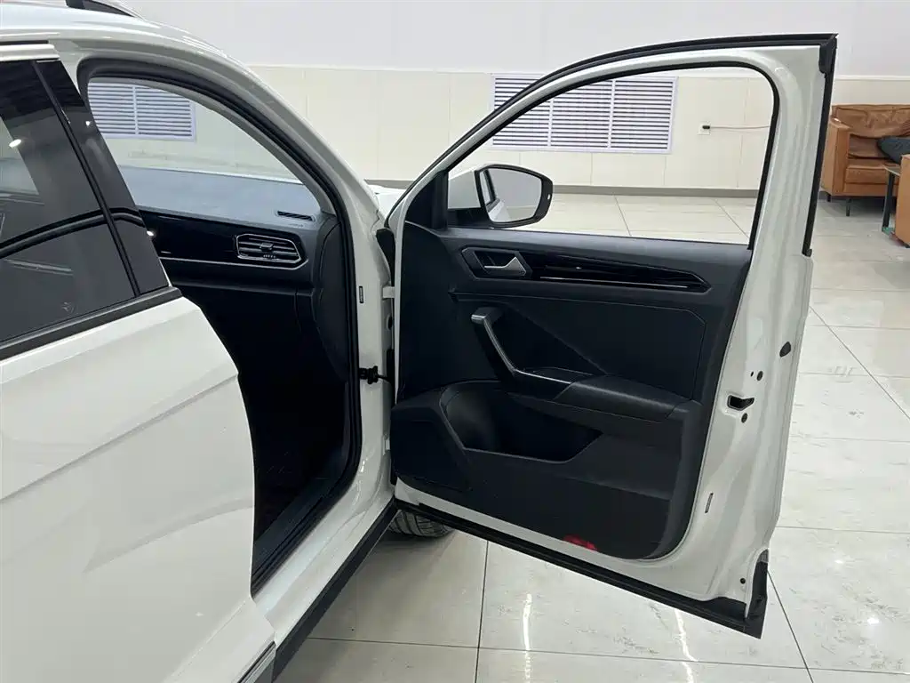 VOLKSWAGEN T ROC EXPLORING SONGS