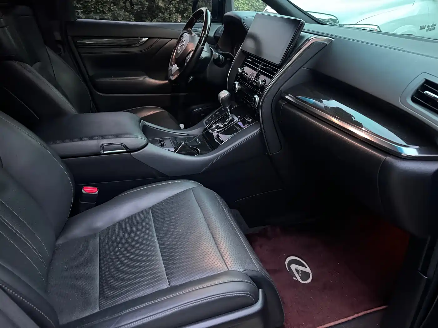 Lexus LM 2020 300h Seven-Seater Elegance Edition фото 10