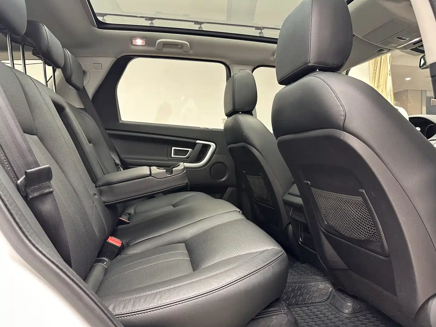 Land Rover Discovery Sport 2018 240PS SE Edition фото 8
