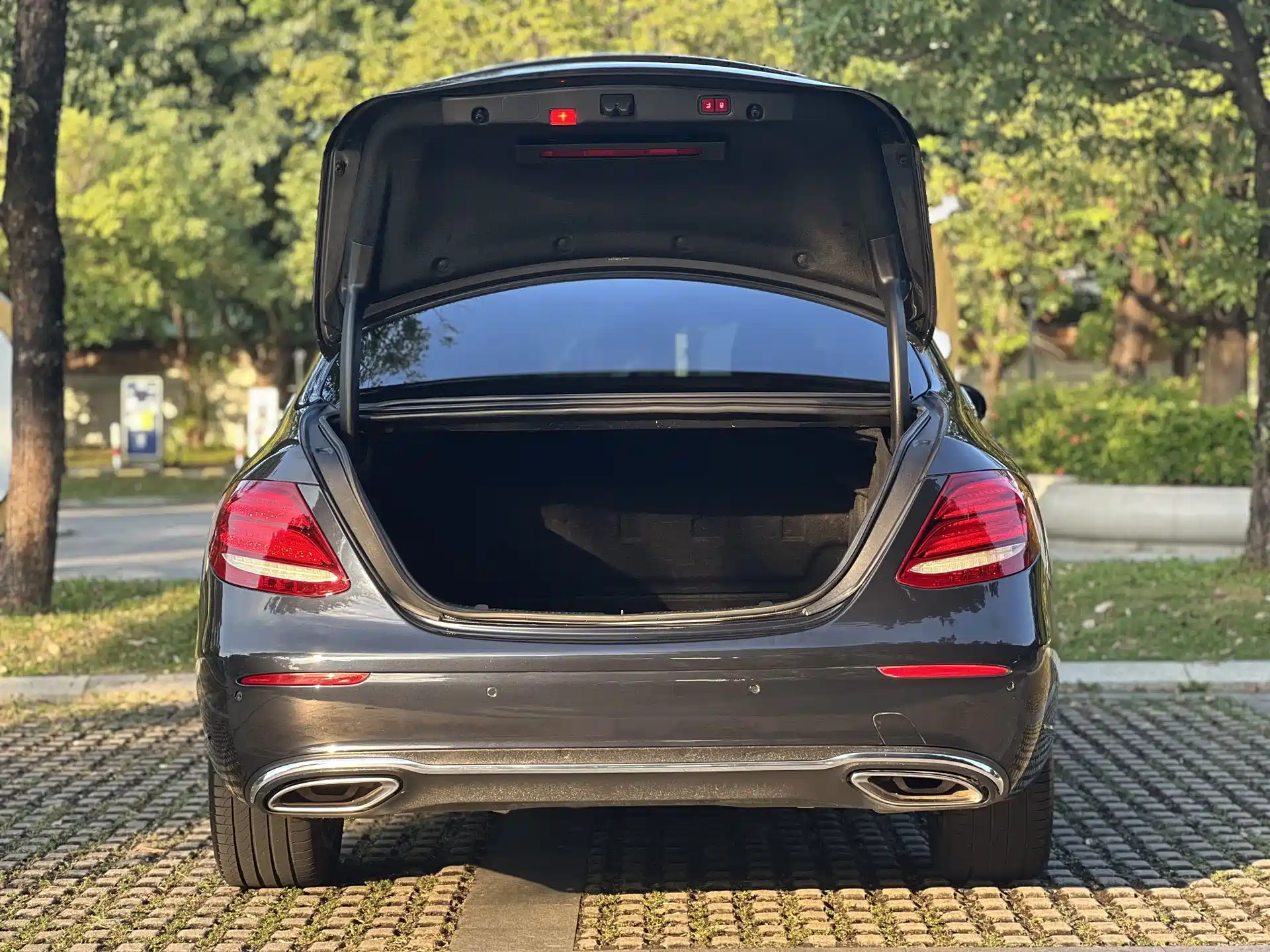 Фото 17 - Mercedes-Benz E-Class