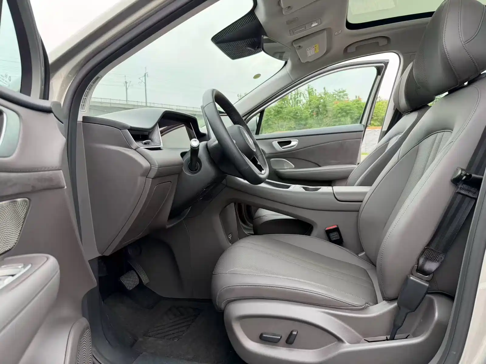 Photo 9 - Shangjie SUV