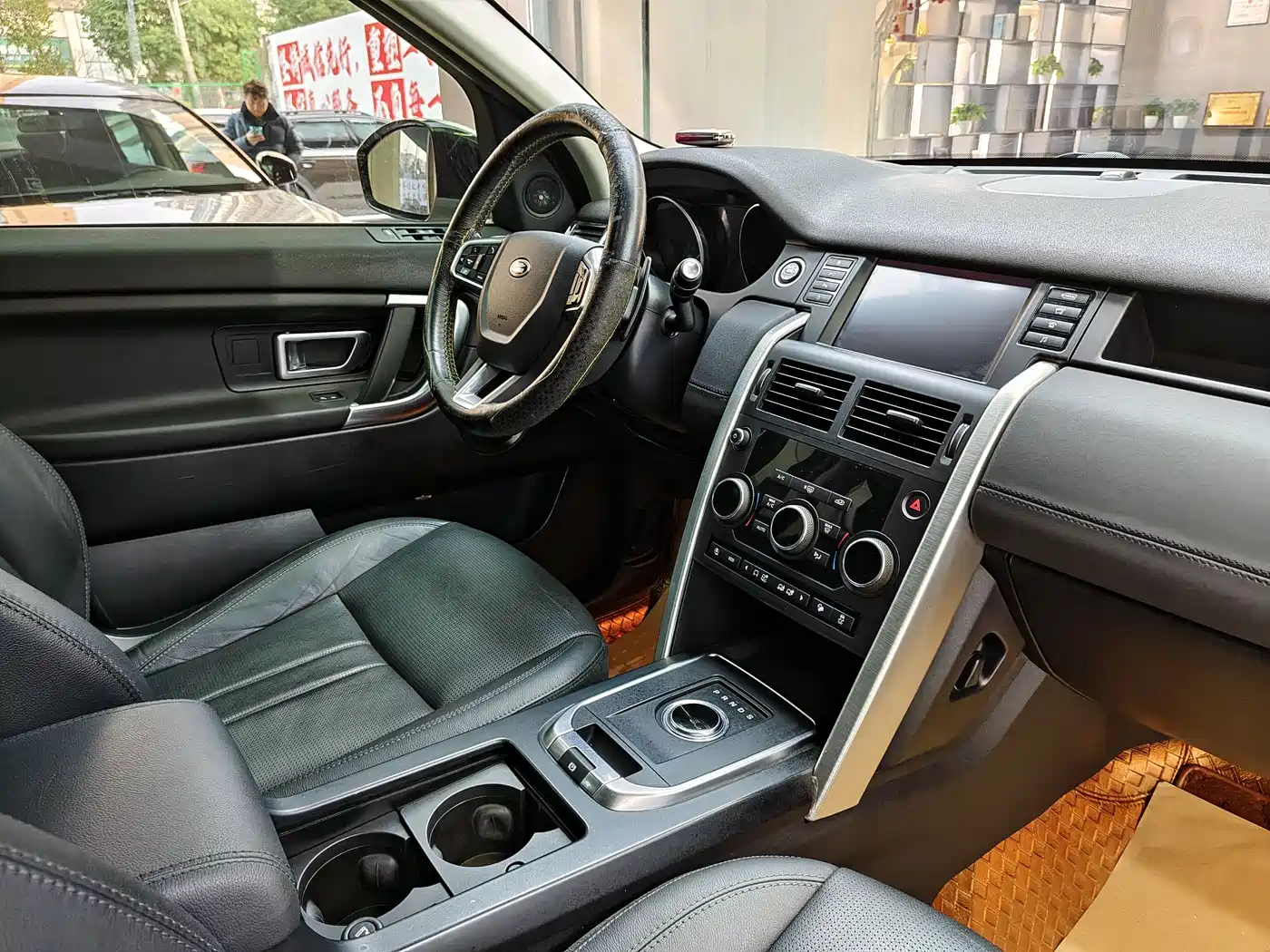 Land Rover Discovery Sport 2018 240PS SE Edition фото 12