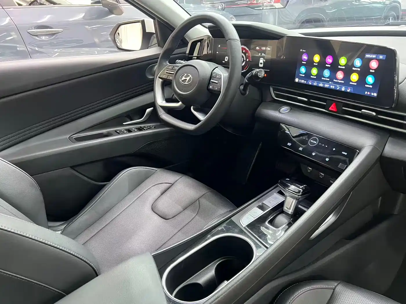 Hyundai Elantra 2022 1.5L CVT LUX Premium Edition фото 13
