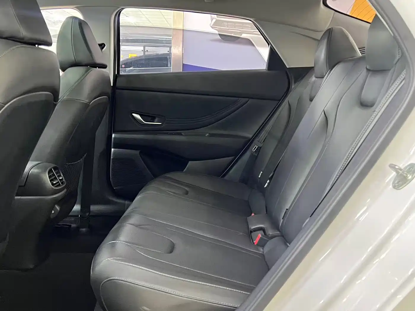 Hyundai Elantra 2022 1.5L CVT LUX Premium Edition фото 14