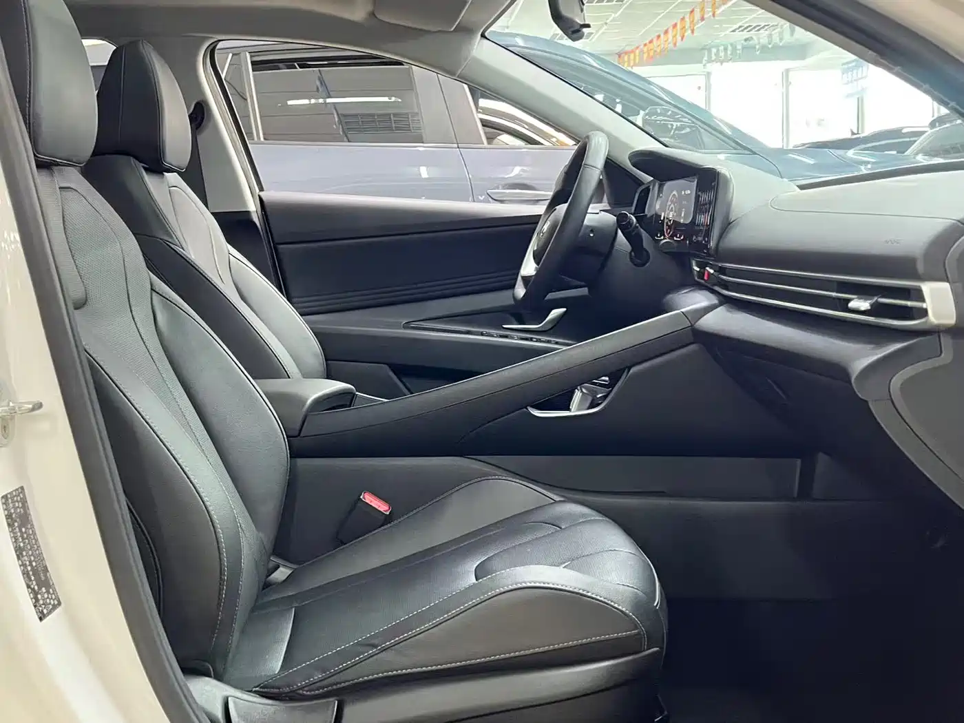 Hyundai Elantra 2022 1.5L CVT LUX Premium Edition фото 15
