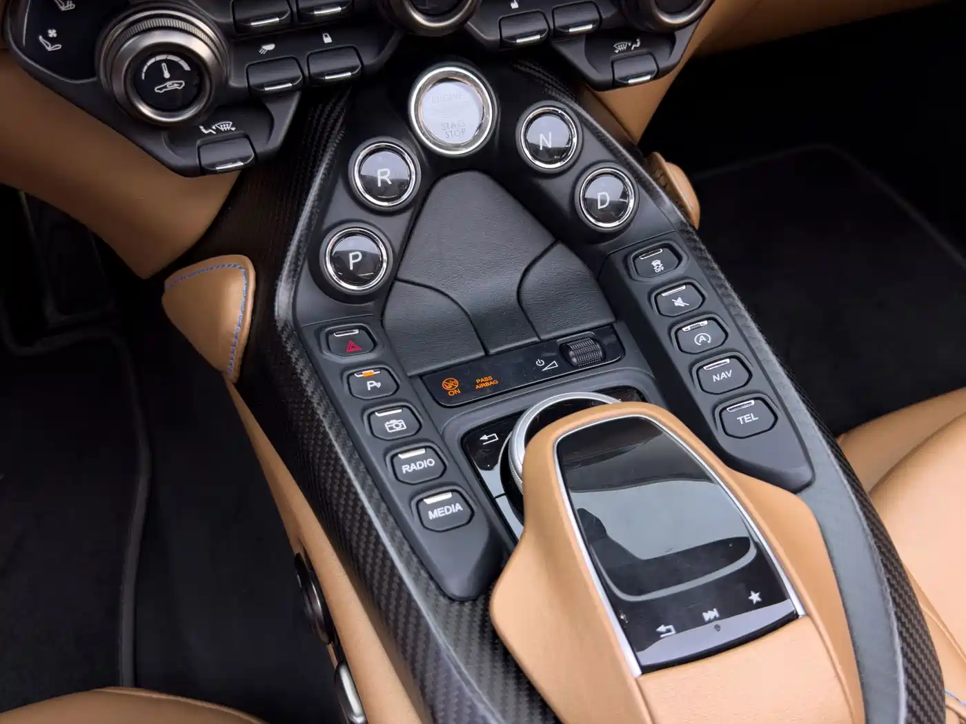 Aston Martin V8 Vantage 2021 2020 4.0T V8 Roadster