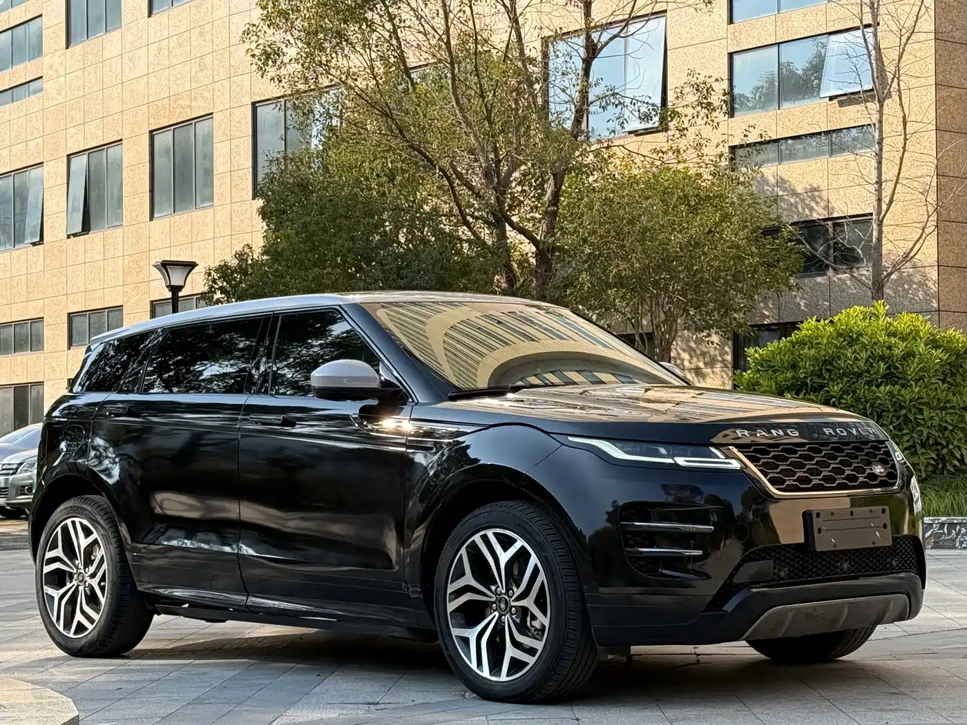 Land Rover Range Rover Evoque 2021 Range Rover Evoque L 249PS R-Dynamic S Performance Edition фото 3