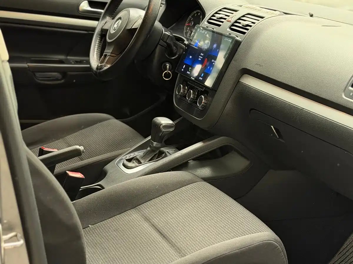 Volkswagen Sagitar 2011 1.6L Automatic Fashion фото 11