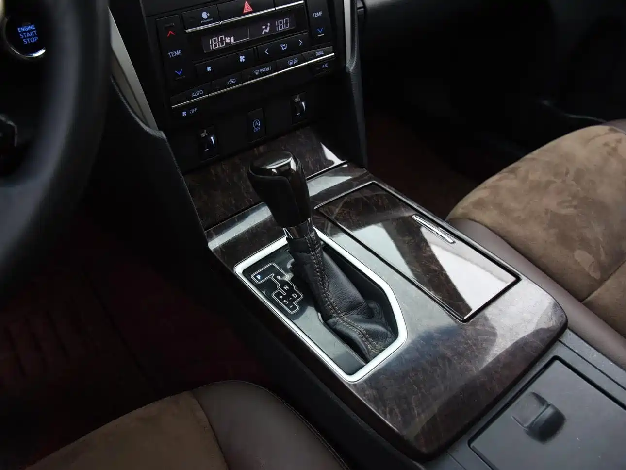 Фото 13 - Toyota Camry